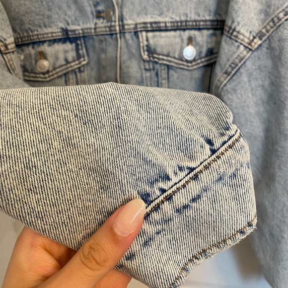 CROPPED LIGHT WASH DENIM JACKET - Picture 3 of 4